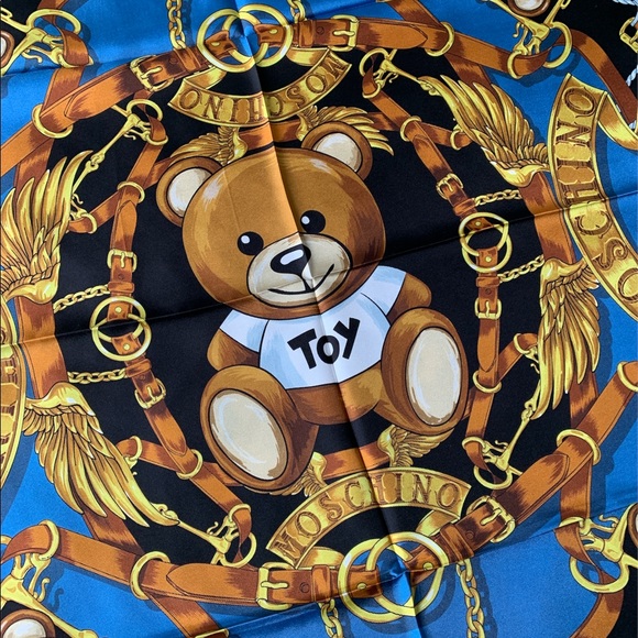 ❤️❤️❤️Moschino “ Ready to Bear?”!large silk scarf NEW❤️❤️❤️